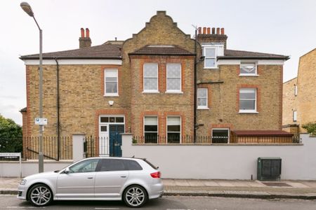 4 bedroom end of terrace house to rent - Photo 2