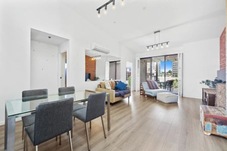 Furnished industrial style apartment in the heart of the city! - Photo 2