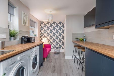 1 bedroom in a house share to rent - Photo 2
