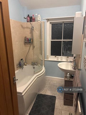 1 bedroom in a house share to rent - Photo 3