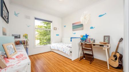 Light filled and spacious - Photo 4
