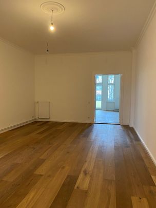 Charmante Altbauwohnung mit Einbauküche und Balkon in der Uhlandstraße - Foto 1