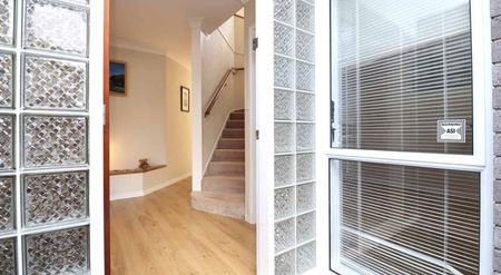 4 Bedrooms 2 bathrooms House - Photo 4