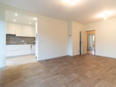 Volledig gerenoveerd appartement met autostaanplaats! - Photo 5