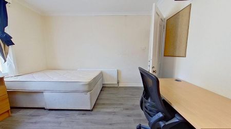 4 bedroom semi-detached house to rent - Photo 2