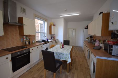 5 Bedroom Detached To Rent in Charminster - £2,250 pcm Tenancy Info - Photo 4