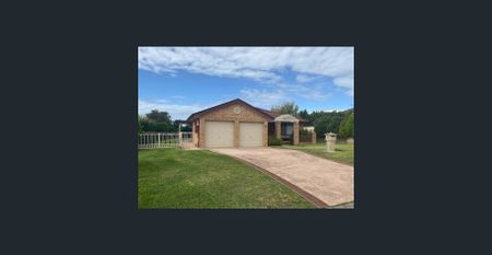 Ducted Air.. Fenced yard with side access.. Covered entertaining area - Photo 5