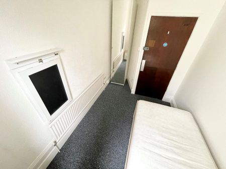 8 bedroom terraced house to rent - Photo 3