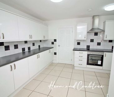 2 Bedroom Flat - Photo 2