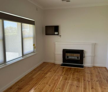 Neat 3 bedroom close to town centre - Photo 1