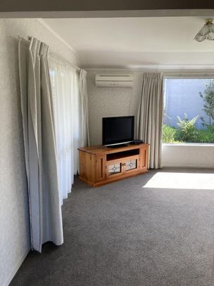 Comfortable family home - Walk to town - Photo 1