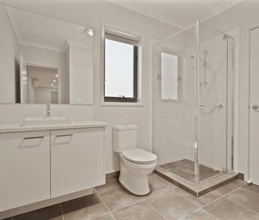 Stunning Double-Storey Townhome in Meridian Estate!! - Photo 6