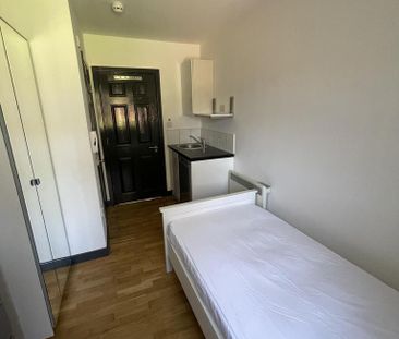 1 bedroom in a house share to rent - Photo 3