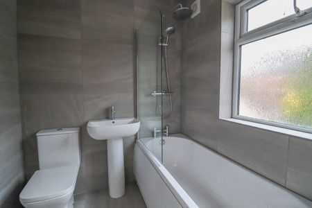 The Norfolk Agents are pleased to offer a spacious newly renovated first-floor, three-bedroom flat - Photo 5