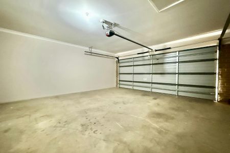 Spacious 4-Bedroom Family Home - Photo 2