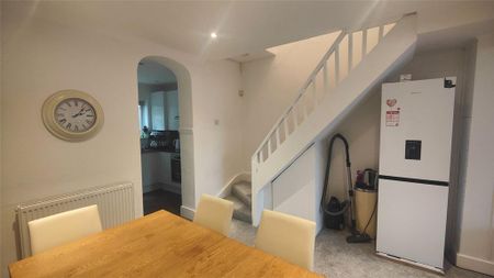 2 bedroom terraced house to rent - Photo 4