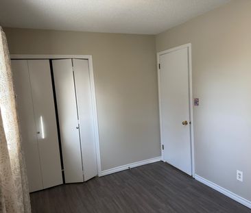 Beautiful 5 Bedroom Home in Eastview! - Photo 2