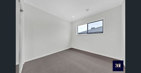 SPACIOUS 4 BEDROOM HOME WITH 2 LIVING AREA AND SOLAR PANELS, CLOSE TO SHOPPING, SCHOOLS AND TRANSPORT - Photo 5