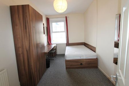 5 bedroom flat to rent - Photo 2