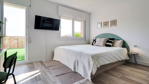 Room in a shared 8-bedroom apartment for rent in La Prosperitat, perfect for professionals and students. - Photo 1