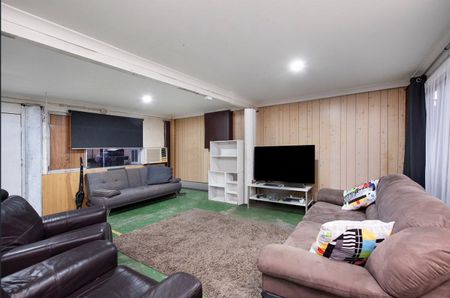 Spacious Family Home - Photo 2