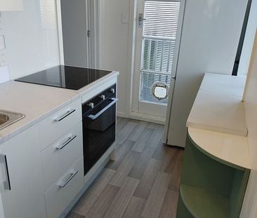 Charming Karori 1BR Flat w/ Garage - Photo 3