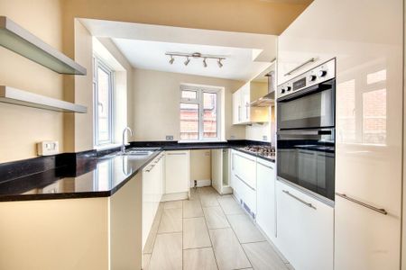 4 bedroom semi-detached house to rent - Photo 3