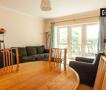 Bed in a twin room in a 2-bedroom flat in Silicon Docks - Photo 1