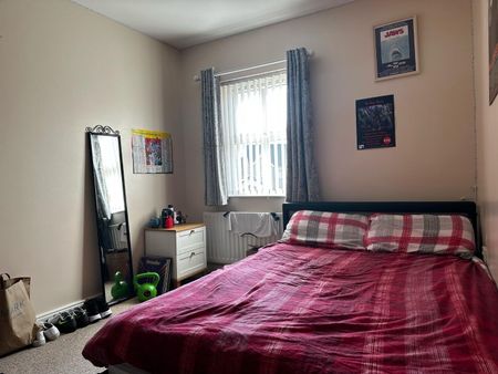 3 Bed Semi-detached House - Photo 3