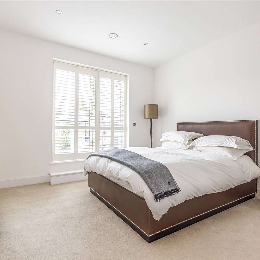 Modern 4 bedroom home in the popular Surrey village of Longcross. - Photo 1