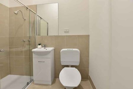 Room 8 (Ensuite) - Photo 4