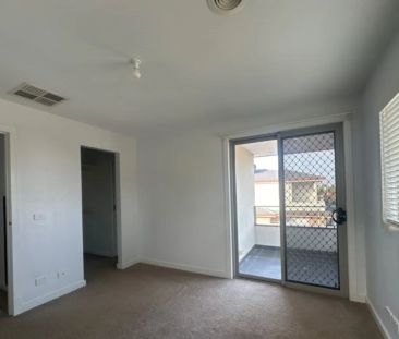 Stunning Three Bedroom Townhouse - Photo 6