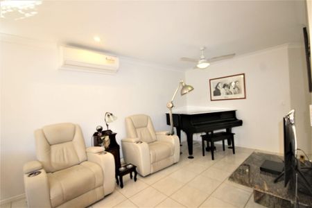 Air-Conditioned Townhouse in Prime Location - Photo 2