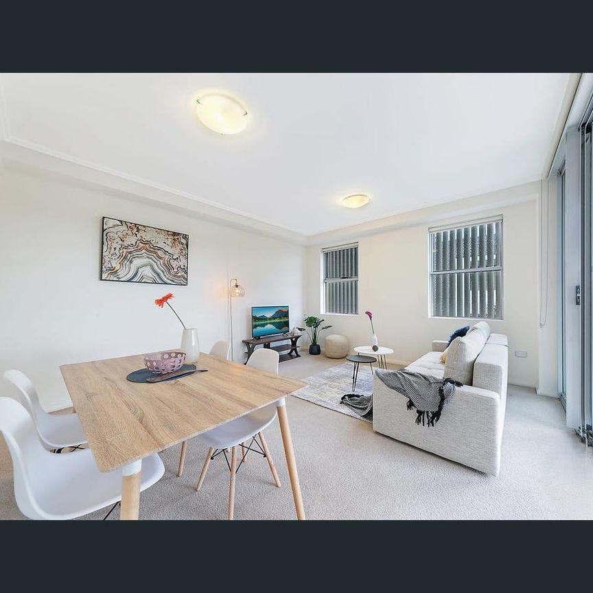 Fully-furnished 2-Bedroom Apartment in Prime Roseville Location - Photo 1