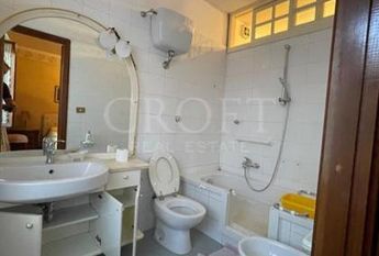 Monteverde Vecchio-Terrace: Furnished 2 Bedroom, 2 Bath, spacious kitchen, living, large private terrace and garden. Bright, silent, near shops, services and transport, located on a quite street in a well kept building. Possible parking. Ref 2375