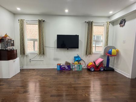 For Lease - 3252 Equestrian Crescent, Mississauga, Ontario - Photo 2