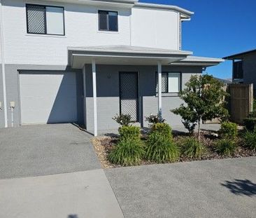 GREAT LOCATION-NEAR NEW FULLY DUCTED 3 BED 2 BATH TOWNHOUSE - Photo 4