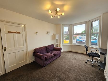 One bedroom ground floor flat - Photo 2