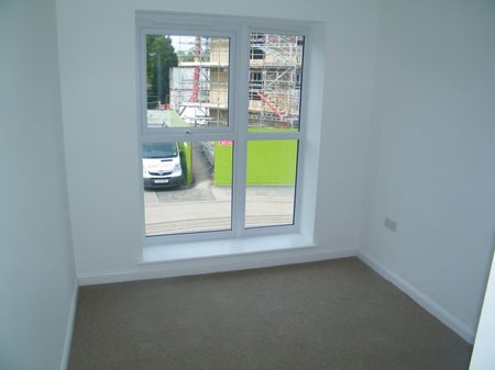 BASILDON - Photo 3