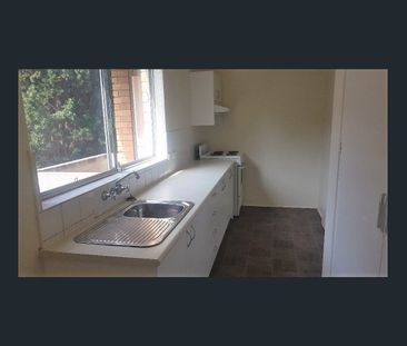 Very handy location - Photo 3