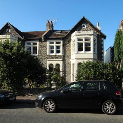A brilliant 3 or 4 bedroom property, suitable for sharers. A short walk to the Downs and Whiteladies Road, this is a superb option for anyone looking for easy access to Southmead or the BRI. - Photo 1