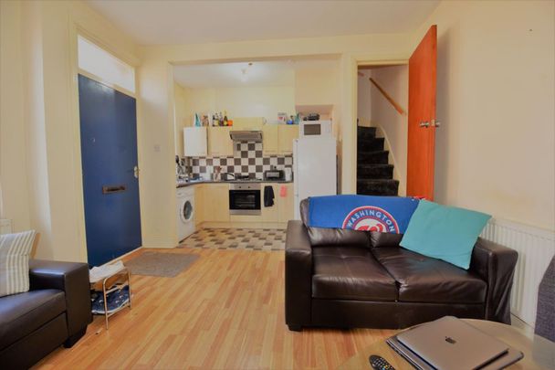 2 bedroom House in Kelsall Terrace, Leeds - Photo 1