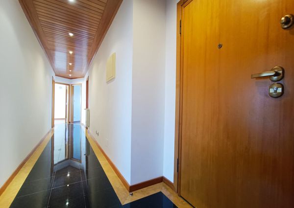 Apartamento T3 com Terraço Privativo para Arrendamento em Nova Queijas