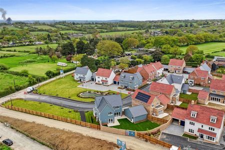 An impressive brand newly built three bedroom (plus upstairs study) family home set within an exclusive development. - Photo 2