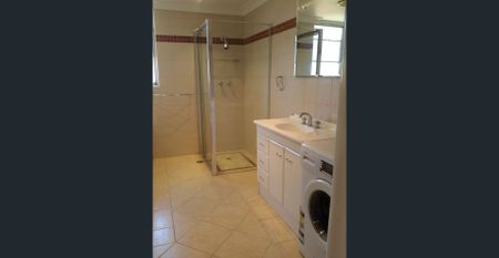 @ Top floor distant views - great location - Photo 5