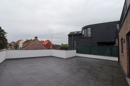 Gerenoveerd appartement op de 1ste verdieping met ruim terras (ca 70 m²) met autostaanplaats en fietsenberging. - Foto 4