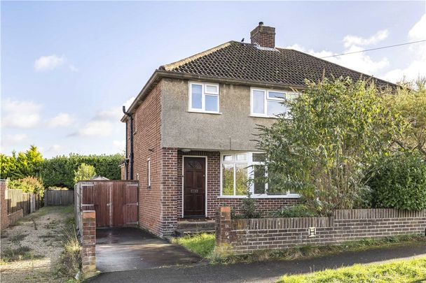 A semi detached house in this convenient West Oxford location. This property is offered unfurnished and available from the end of October. - Photo 1