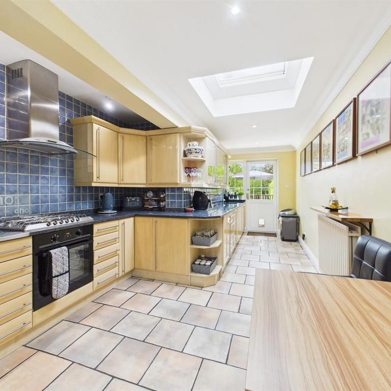 4 bedroom detached house to rent - Photo 1