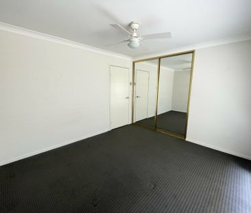 FOUR BEDROOM FAMILY HOME WITH INGROUND POOL! - Photo 6