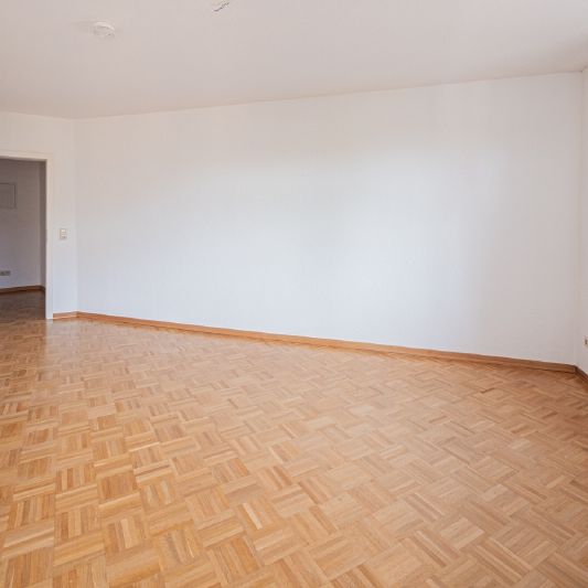 Helle Dachwohnung mit Parkett, EBK und Wanne. - Foto 1